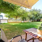 Guedin Sea Side Maisonette, 펜션